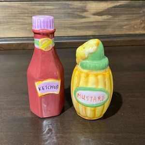 Vintage Backyard Chef Brand Ketchup & Mustard Salt & Pepper Shakers Set